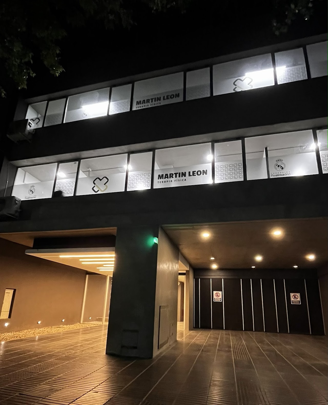 Fachada nocturna de Martin Leon Terapia Física